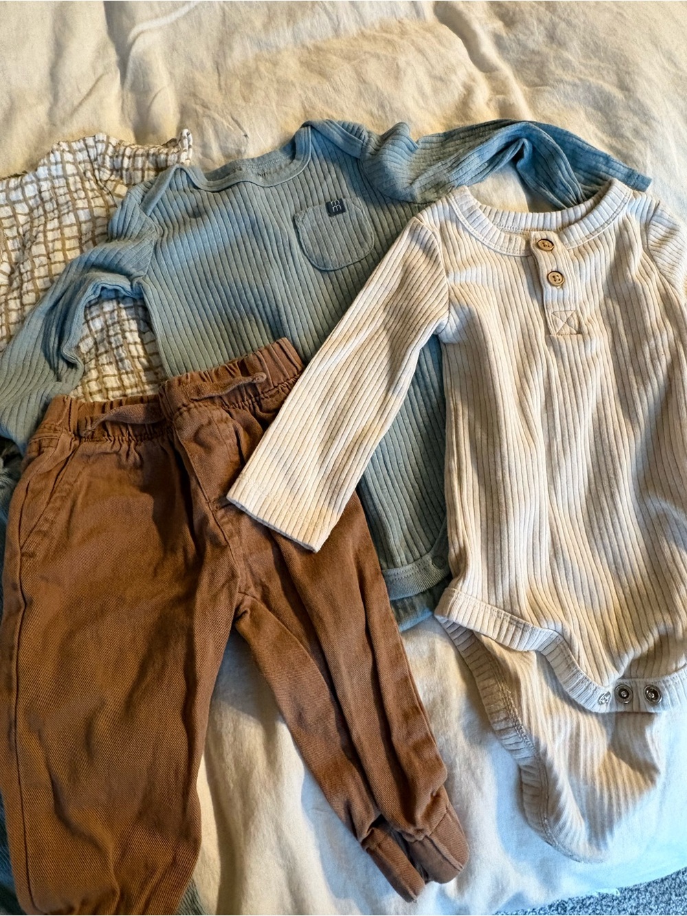Neutral baby boy bundle - Beige & Blue Tones — 6-9m - Picture 5 of 15